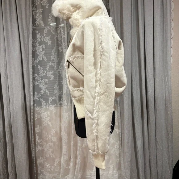 Bebe Women's Cream Jacket
Size S Excellent Condition - Picture 2 of 7